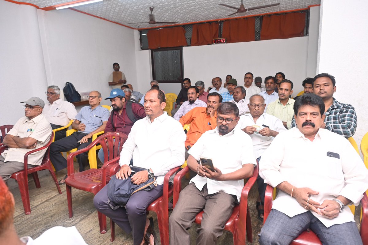 HyderabadCitiz9's tweet photo. సమాచారాన్ని పొందటం - ప్రజలకు రాజ్యాంగం కల్పించిన హక్కు - సమాచార కమిషనర్లు బోరెడ్డి అయోధ్య రెడ్డి, పీవీ శ్రీనివాసరావు. #ImplementRTIstrictly #RTI #HCF #hcfhyd @pvsrinivasarao3 https://t.co/mkdVGSTaA1