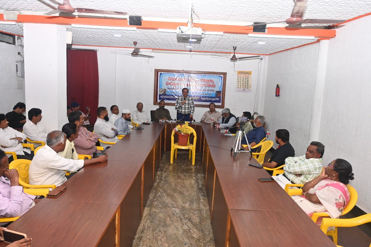 HyderabadCitiz9's tweet photo. సమాచారాన్ని పొందటం - ప్రజలకు రాజ్యాంగం కల్పించిన హక్కు - సమాచార కమిషనర్లు బోరెడ్డి అయోధ్య రెడ్డి, పీవీ శ్రీనివాసరావు. #ImplementRTIstrictly #RTI #HCF #hcfhyd @pvsrinivasarao3 https://t.co/mkdVGSTaA1