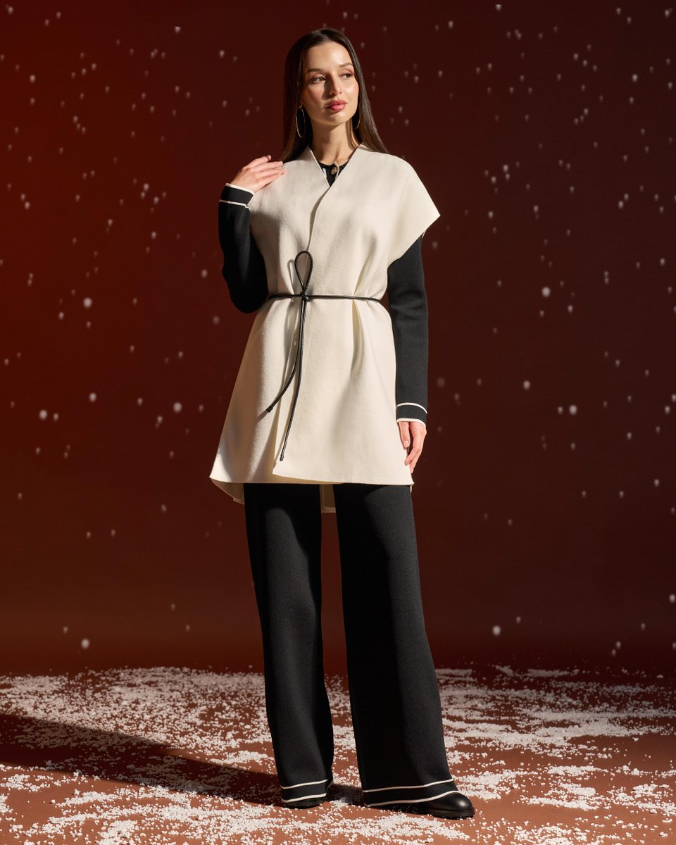 GFerreOfficial's tweet image. Feminine form, sculpted with quiet control. #GianfrancoFerre #HolidayCollection