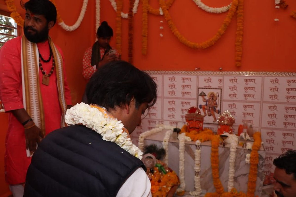 office_jvsingh's tweet photo. *आज ग्राम अहिरखेड़ी में क्षेत्र के परम पूज्य संतों की पावन उपस्थिति में आयोजित धार्मिक आयोजन में सम्मिलित हुए पूर्व मंत्री राघौगढ़ विधायक आदरणीय श्री जयवर्धन सिंह जी*
@JVSinghINC https://t.co/ZGaSYnFZ9P