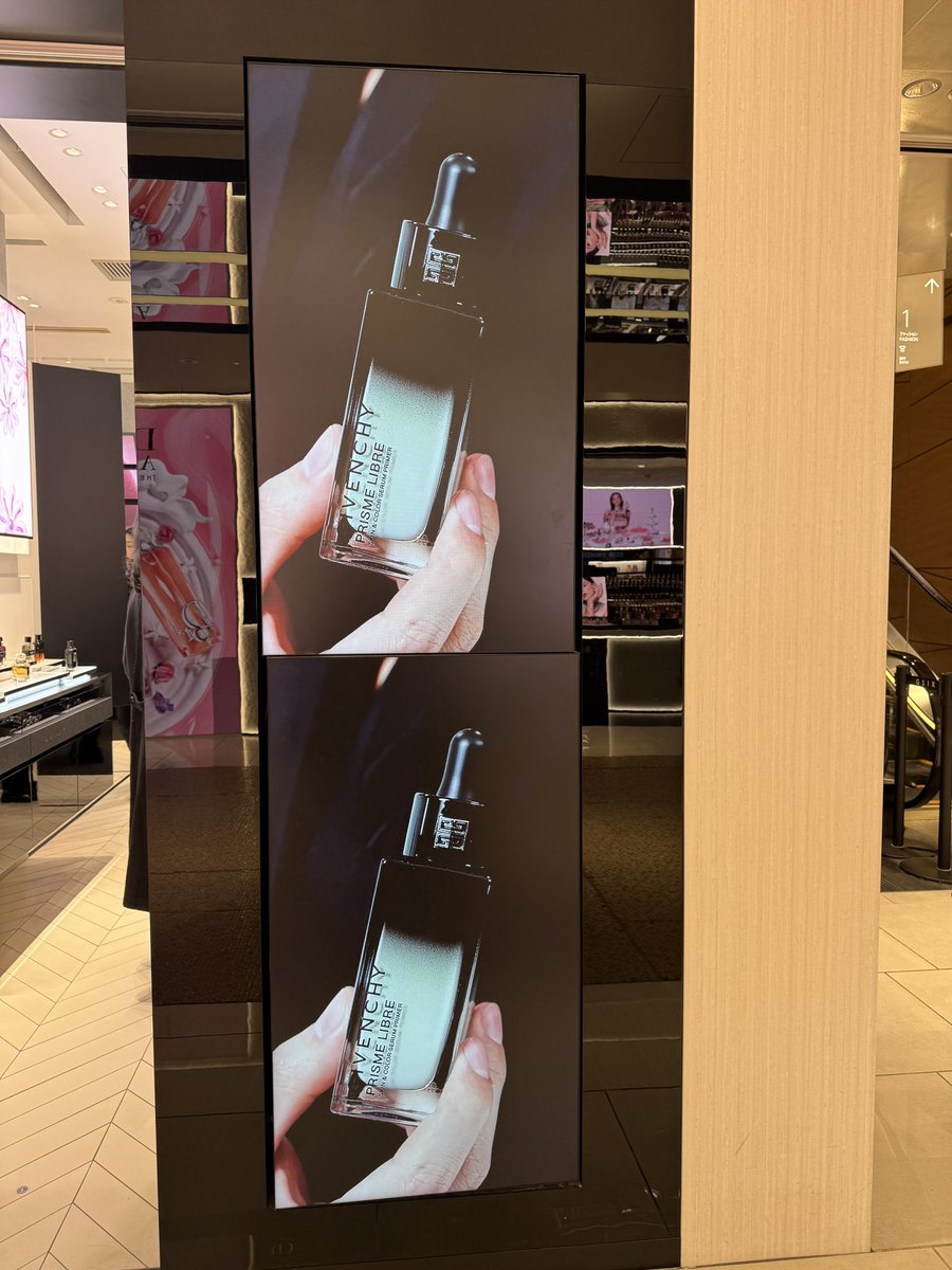 mire_coffee's tweet photo. GINZA SIXのジバンシイに行ってきた😊
お目当てのプライマーを買い、神宮寺くんのサインを愛でて写真を撮り、広告の映像をじっくり鑑賞して幸せ空間でした🩵
プライマーは悩んだ末にグリーンにしました。
使うの楽しみだ✨

#ジバンシイビューティー 
#神宮寺勇太 
#Number_i https://t.co/5iRFSvVzDy
