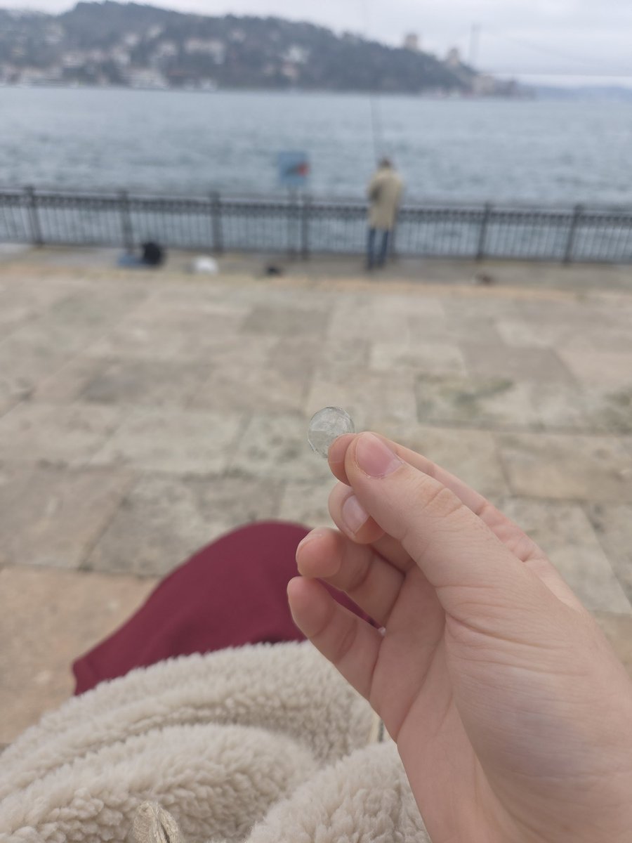 Ağlarken lensim gözümden düştü şimdi de ne halt yiycem diye ağlıyorum