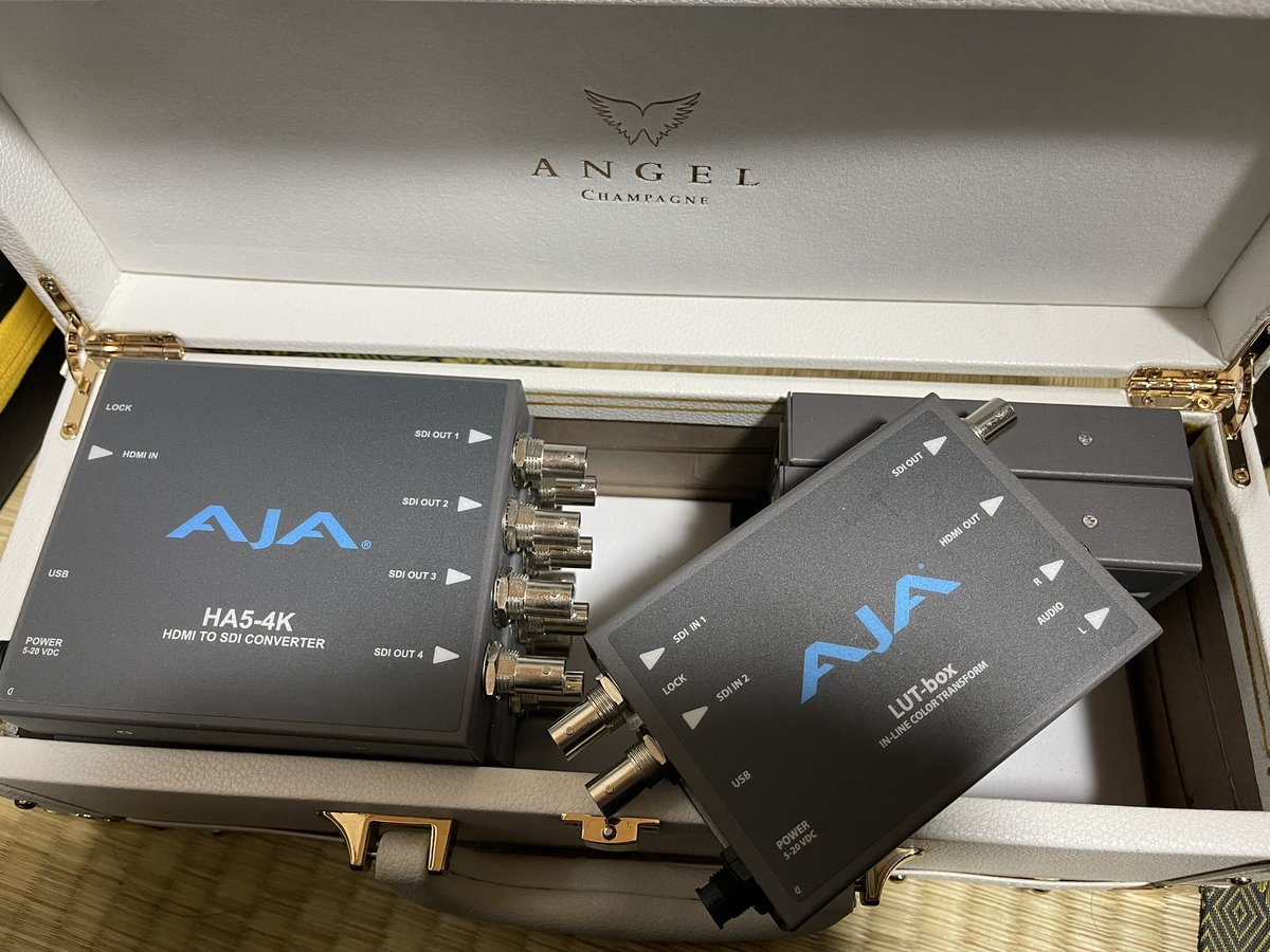 前に話題になったコンカフェ嬢のシャンパンケース、成人女性が乗っても壊れないならしっかりしてるのでは？
大体一つ五百円から千円で嬢から購入可
デフォルトならBMDコンバータはジャストフィット(平置き可)
側面の厚紙を取ればAJAの標準は平置きで入れられる。(縦幅は無理、小さいタイプは縦置き可)