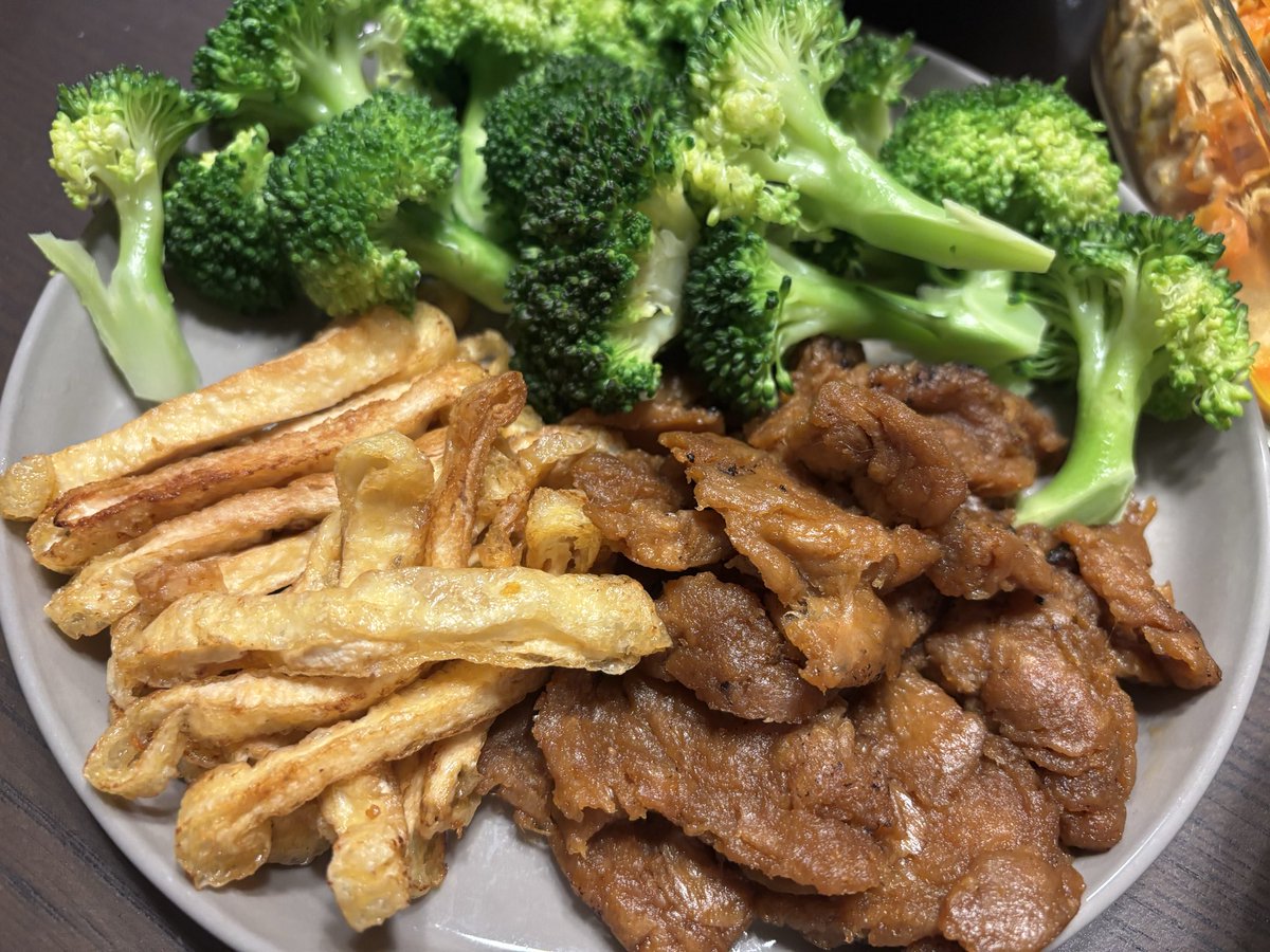 手巻き寿司パーティしたよ❣️
人参しりしり(卵の代わりに豆腐)がめちゃくちゃ美味しくできた❣️
久々に染野屋のソミートシリーズネットで購入✌️今回はプルコギ使ったけど美味しかった❣️
マヨで食べる❣️