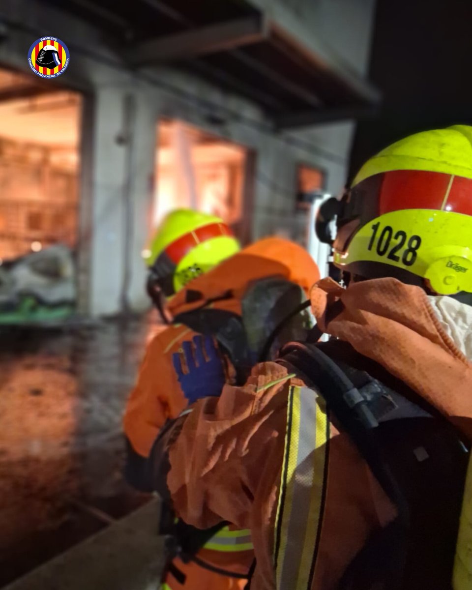 BombersValencia's tweet photo. @BombersValencia ha actuat esta matinada a un incendi industrial a Nàquera, a una empresa de productes d'higiene, amb dotacions de Sagunt, Pobla de Farnals, Moncada, Torrent i Catarroja, amb sergent i oficial. Ja controlat. Es treballa en acabar d'extingir. https://t.co/WhQpsG8OCF