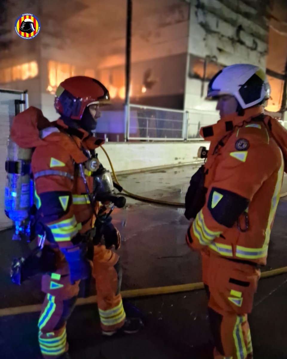 BombersValencia's tweet photo. @BombersValencia ha actuat esta matinada a un incendi industrial a Nàquera, a una empresa de productes d'higiene, amb dotacions de Sagunt, Pobla de Farnals, Moncada, Torrent i Catarroja, amb sergent i oficial. Ja controlat. Es treballa en acabar d'extingir. https://t.co/WhQpsG8OCF