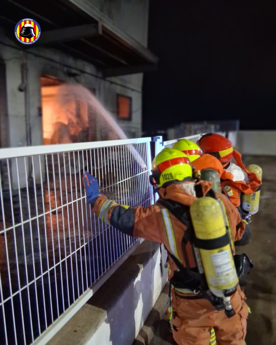 BombersValencia's tweet photo. @BombersValencia ha actuat esta matinada a un incendi industrial a Nàquera, a una empresa de productes d'higiene, amb dotacions de Sagunt, Pobla de Farnals, Moncada, Torrent i Catarroja, amb sergent i oficial. Ja controlat. Es treballa en acabar d'extingir. https://t.co/WhQpsG8OCF