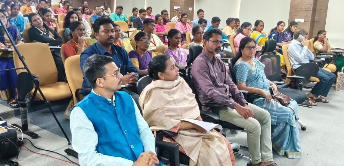 airnews_puduvai's tweet image. மத்திய  அரசின் தேசிய கல்விக் கொள்கை 2020-ன் ஒருபகுதியாக, ஆசிரியர்களின் கற்பித்தல் திறனை மேம்படுத்துவதற்கான, மாநில அளவிலான பயிலரங்கு, இன்று நடைபெற்றது.  காரைக்காலில் உள்ள புதுச்சேரி தேசிய தொழில்நுட்ப நிறுவனத்தில் நடைபெற்றது. #NEP2020 #TeacherTraining #NITPuducherry #Karaikal