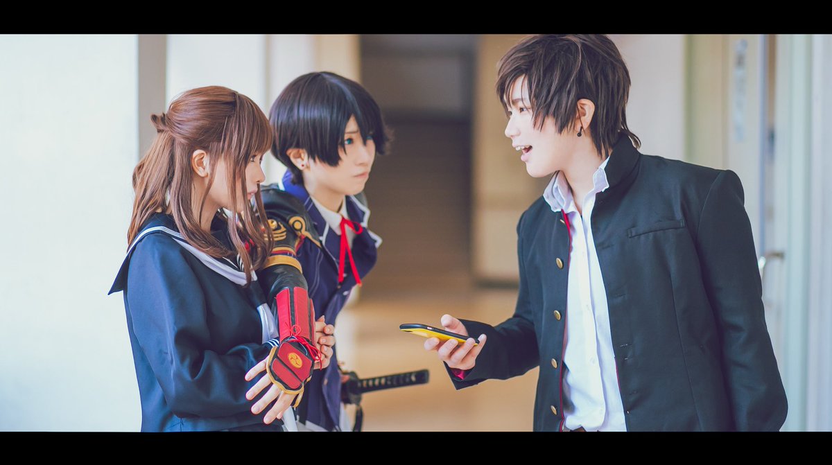 enomu_mu's tweet photo. 堀川くんは一般人には見えていないんだけど、審神者ちゃんが同級生(男)からライン交換しよって言われて「主さんに気安く話しかけないでもらえます？���って威嚇したり「主さんダメダメダメ、絶対教えちゃダメだからね！」ってヤキモチを妬く堀川くん

※cos ※審神者とモブいる https://t.co/PKsKLNqmJk