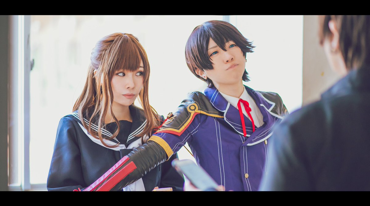 enomu_mu's tweet photo. 堀川くんは一般人には見えていないんだけど、審神者ちゃんが同級生(男)からライン交換しよって言われて「主さんに気安く話しかけないでもらえます？���って威嚇したり「主さんダメダメダメ、絶対教えちゃダメだからね！」ってヤキモチを妬く堀川くん

※cos ※審神者とモブいる https://t.co/PKsKLNqmJk