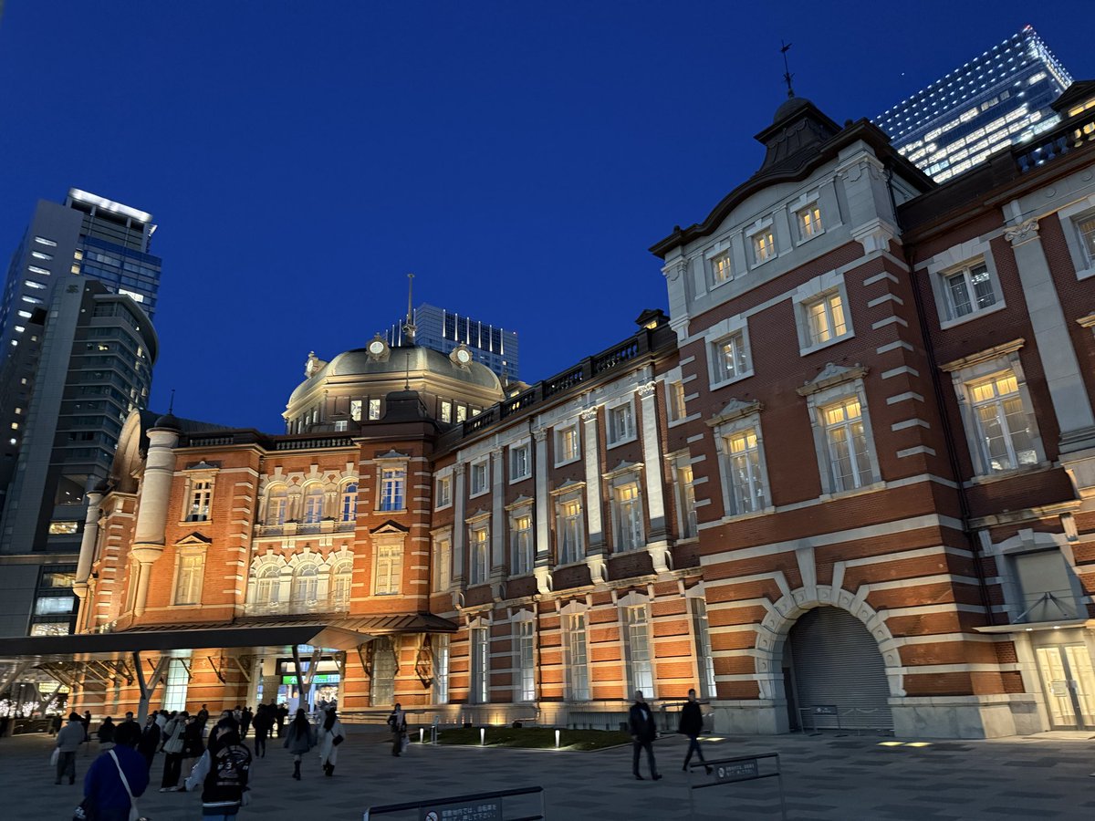 東京駅の人混み抜けて外に出たら空気が新鮮に感じて空が綺麗だった☺️✨

Marin旅の途中…

#マリン旅