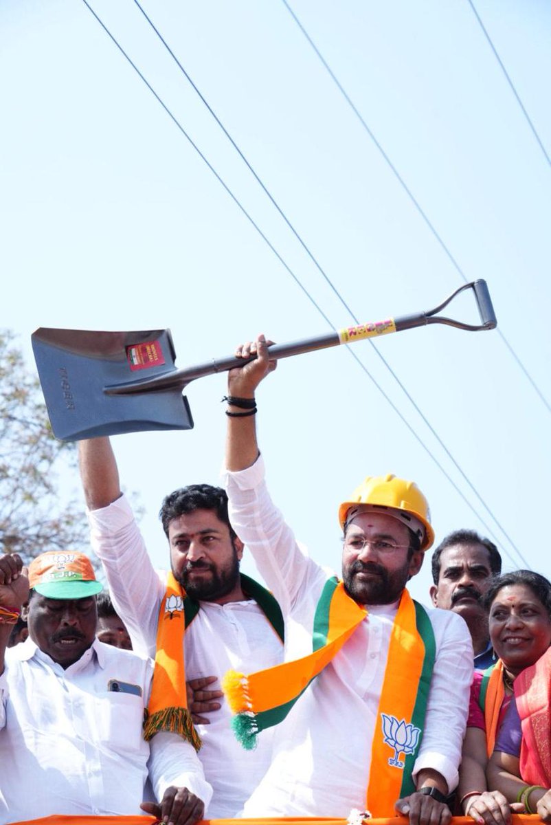 kishanreddybjp's tweet photo. ఇవాళ సింగరేణిలో ఏ పని జరగాలన్నా 12శాతం కమిషన్‌ను కాంట్రాక్టర్ల దగ్గర కాంగ్రెస్ మంత్రులు వసూలు చేస్తున్నారు. సింగేణి కార్మికులు రక్తం చిందించి కష్టపడుతుంటే.. సింగరేణికి రావాల్సిన బకాయిలు ఇవ్వకుండా సంస్థను నాశనం నేస్తున్నారు. ఇవాళ రాష్ట్రంలో అభివృద్ధి జరుగుతుందంటే.. అది జాతీయ రహదారులు కానీ, రైల్వే లైన్లు కానీ, మున్సిపాలిటీలు, గ్రామపంచయాతీలు కానీ.. గౌరవ ప్రధాని శ్రీ  @narendramodi గారి పథకాలు, కేంద్ర ప్రభుత్వ నిధులే కారణమని స్పష్టం చేశాను.