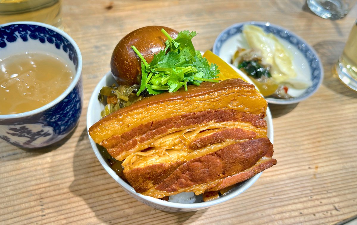 曳舟 貯水葉の魯肉飯 （ルーローハン）もお肉染み染みで美味しい。ビリヤニパーティーやお茶会をゲリラ的に開催してる楽しいお店です。