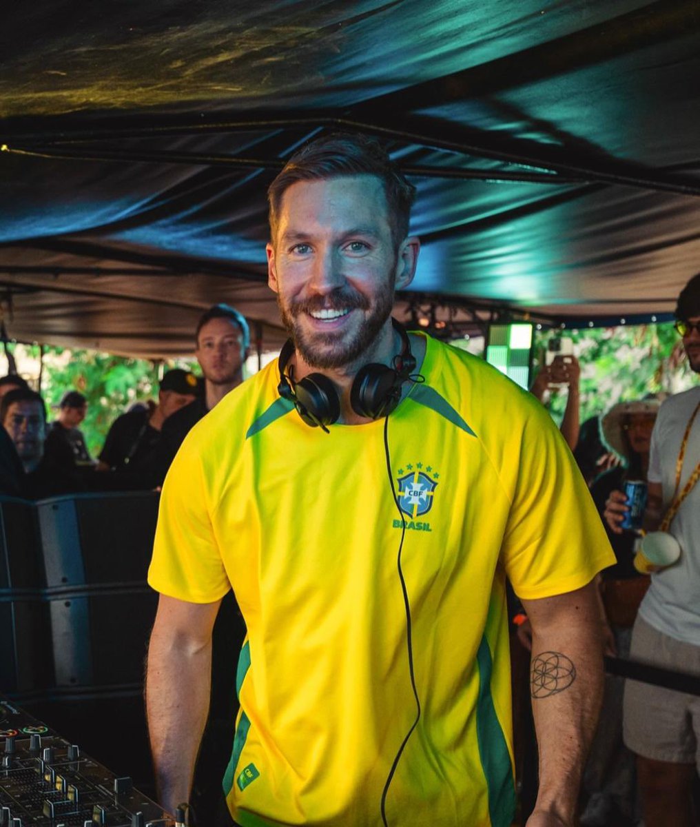 leeonasc_'s tweet image. que homem lindo da porra