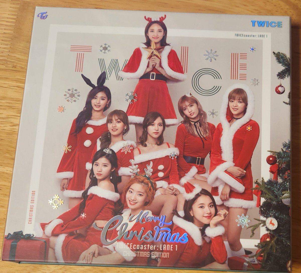 iny950922's tweet photo. 트와이스 크리스마스 에디션 앨범 양도합니다!
2개 있구요 1개 당 1.0 입니다
포카 없습니다 구매하실 분 디엠 주세요:)
#트와이스 #앨범 #양도 #굿즈 #공식 #나연 #정연 #모모 #사나 #지효 #미나 #다현 #채영 #쯔위 https://t.co/l33Lot65Rg
