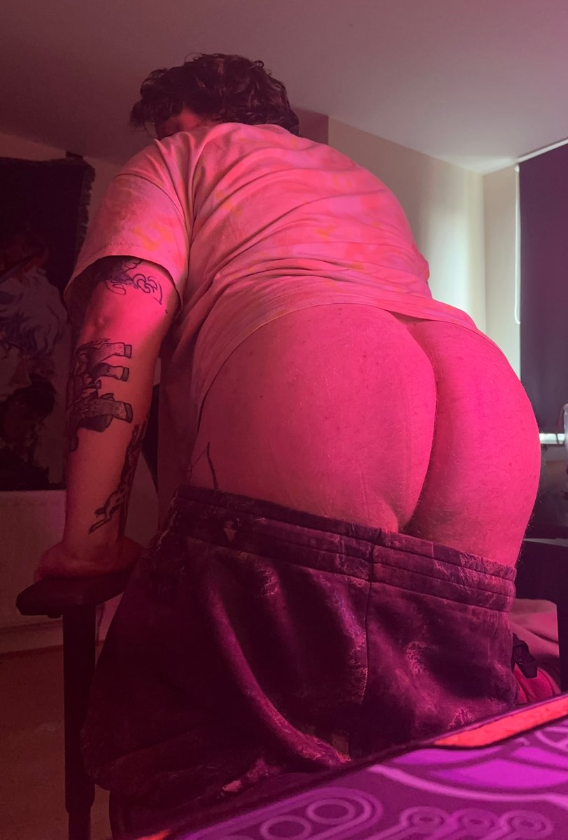 possiblydog_'s tweet photo. Huff my gamer boy butt https://t.co/96g6eC5MLW