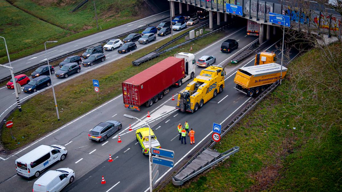 NieuwsArena's tweet photo. Vrachtwagen verliest laadbak met graniet op A59! Lees meer: https://t.co/BarxDXuOK2 https://t.co/EzigZdRRQZ