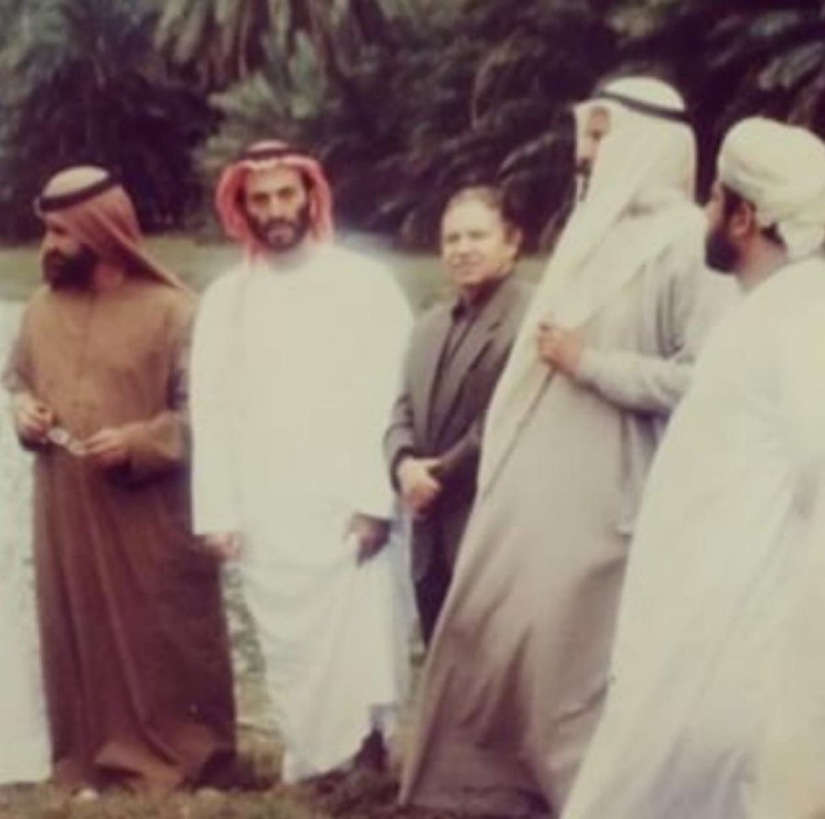 🇦🇪🇦🇪🇦🇪🇩🇿🇩🇿🇩🇿
تعرفت إلى الرئيس الجزائري الراحل عبدالعزيز بوتفليقة -رحمه الله- في مجلس معالي أحمد خليفة السويدي -حفظه الله- وقد وجدته قمةً في المعرفة والأدب والحكمة والدبلوماسية .

👈وعندما أصبح بوتفليقة رئيسًا للجمهورية الجزائرية لم تنقطع اتصالاتنا به فهو محب لدولة الإمارات