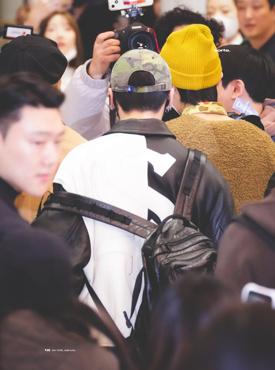 OMG!! This shot of Jungkook’s back 🔥

WELCOME HOME JUNGKOOK #정국