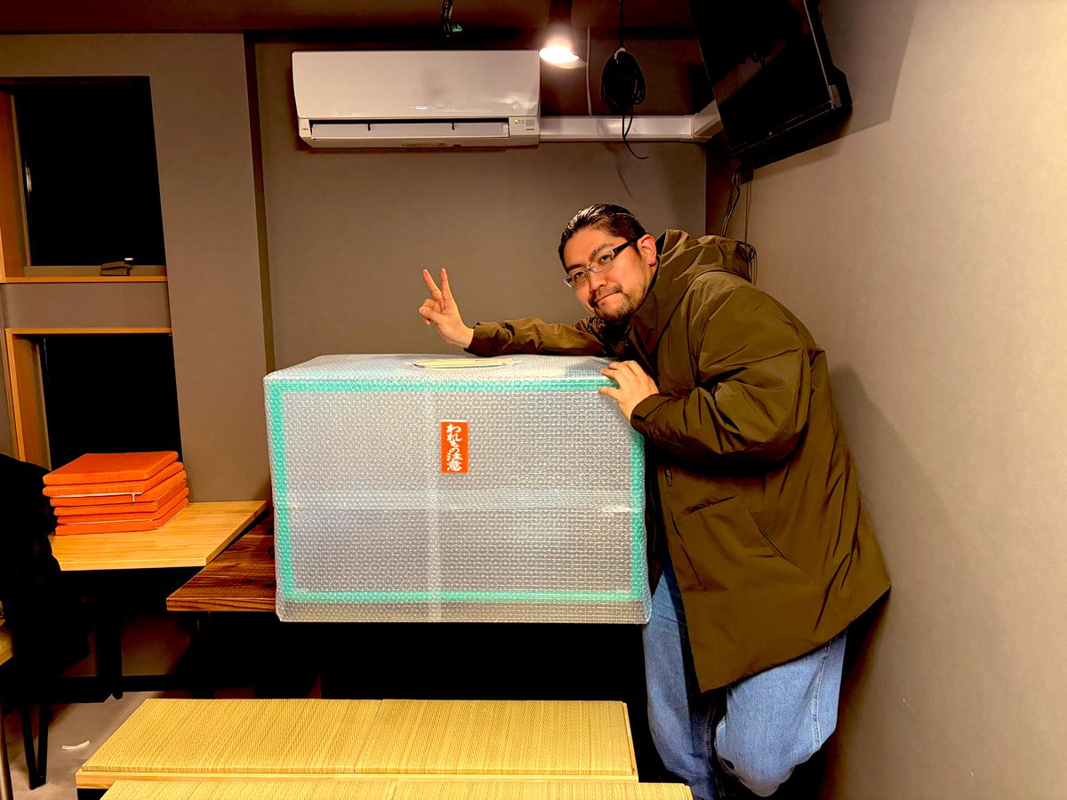 うちの店に置く予定のショーケースのサイズ 180cmの自分と比較してこれ