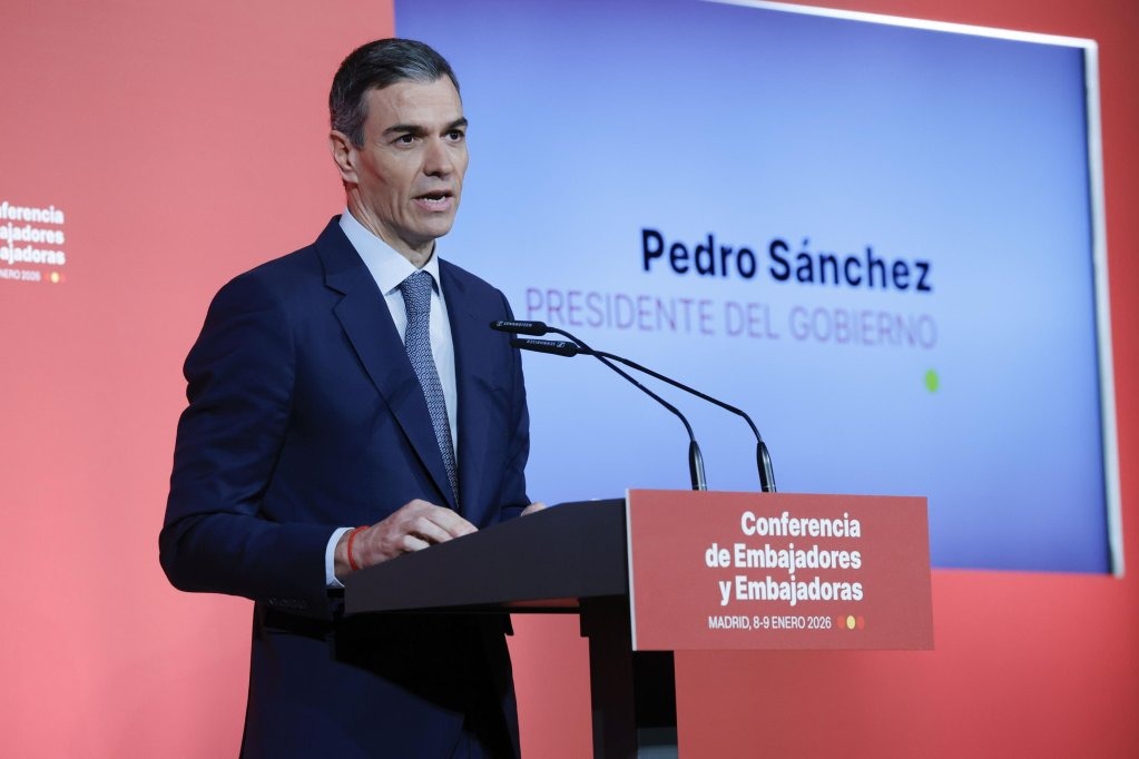 🇪🇸 Spanish PM Sánchez is on a "democracy tour," actually pushing digital IDs and tighter control.

He dismisses his scandals as "fake news" and wants teens off social media because they don't vote for him. 

"Protecting people" by managing who gets to speak and who gets to vote.