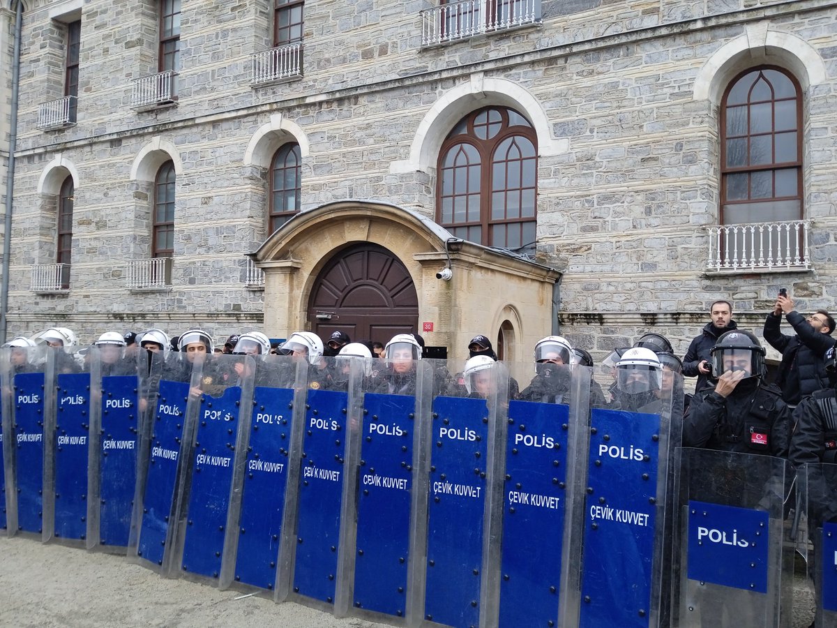 Kayyumun öğrencilerin hizmetine açtığını iddia ettiği bina.
Kulüplerden çalınan odaları, bizden çalınan kampüsümüzü geri istiyoruz!