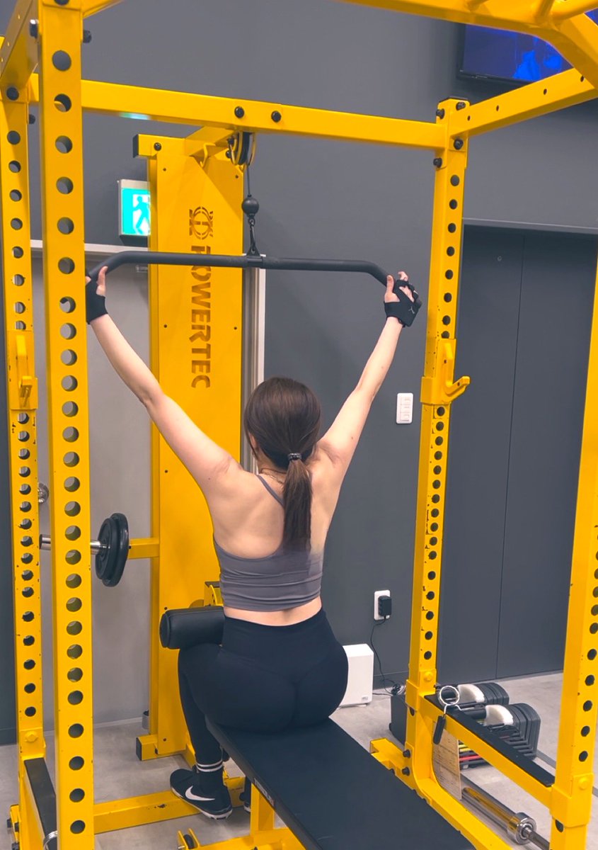 YukiTakahara02's tweet image. training day💪🏻
最近肩が上がらないという声を聞く
肩を上げる動きは肩関節・肩甲骨・鎖骨のチームプレー
肩甲骨が固くなると肩に負担が集中しやすい
肩が辛い時ほどまずは肩甲骨をやさしく動かすのがポイントですって☝🏻

leggings＆accessory
🟰@derossi_interior 

#personaltraining 
#ambassador