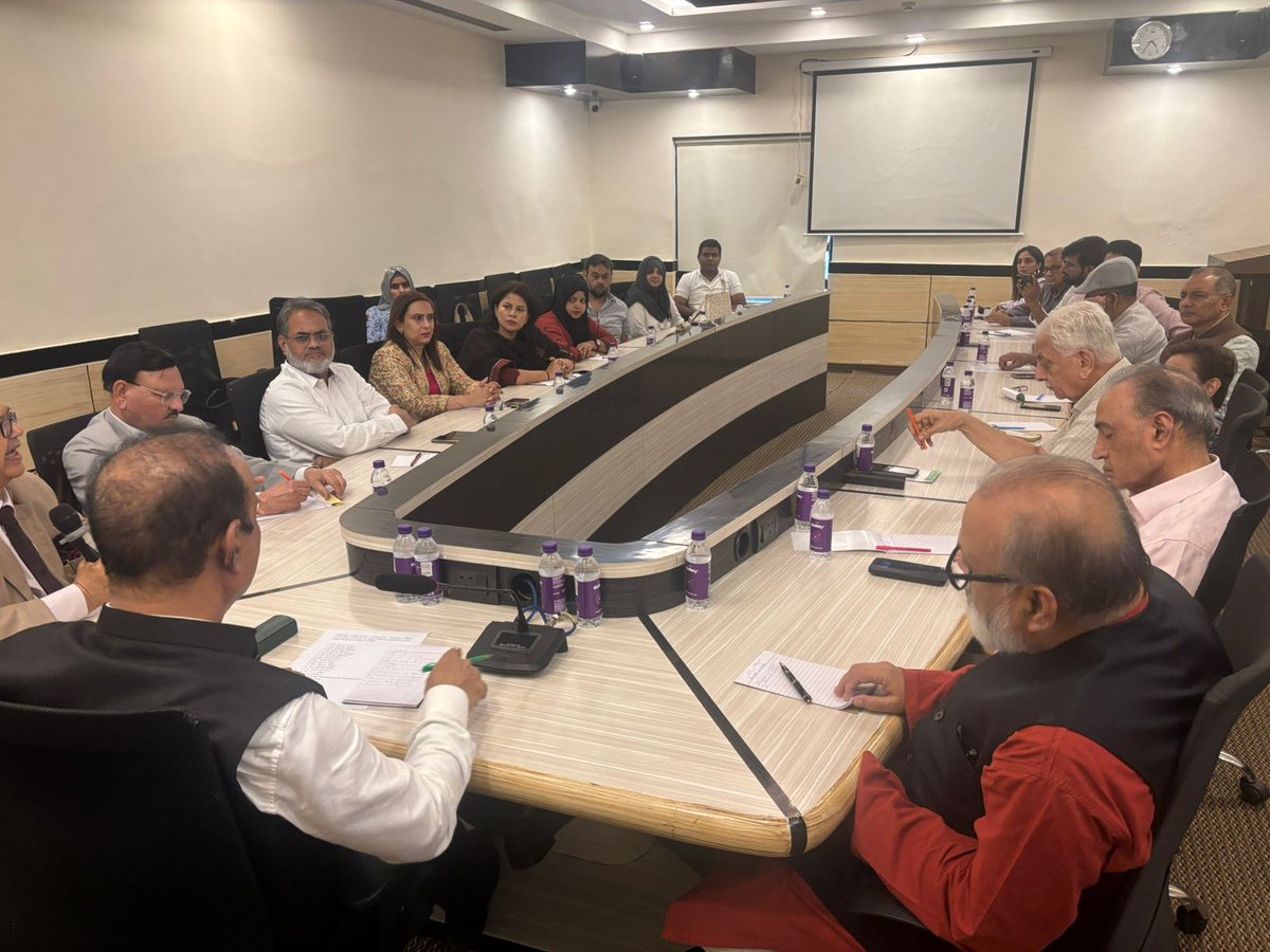 ThePillarIndia's tweet photo. नई दिल्ली
रक्षा मंत्री राजनाथ सिंह से मुस्लिम संगठन IMPAR के एक उच्च स्तरीय प्रतिनिधिमंडल ने मुलाक़ात कर देश में सामाजिक सद्भाव, आपसी भरोसे और संस्थागत साझेदारी को मज़बूत करने पर चर्चा की।
बैठक में प्रतिनिधिमंडल ने नफरत से प्रेरित घटनाओं, बढ़ती सामाजिक चिंताओं और कट्टरवाद पर चिंता जताते हुए कहा कि कानून का राज और संवैधानिक मूल्यों को हर हाल में बरकरार रखना होगा। रक्षा मंत्री ने कहा कि भारत की एकता और सामाजिक सौहार्द राष्ट्रीय सुरक्षा की बुनियाद हैं और हर नागरिक को संविधान के तहत समान अधिकार और ज़िम्मेदारियां हासिल हैं। उन्होंने आश्वासन दिया कि सरकार समुदाय के नेताओं और सिविल सोसायटी के साथ नियमित संवाद के ज़रिये मुद्दों का समयबद्ध और रचनात्मक समाधान तलाश करेगी। IMPAR ने दोहराया कि भारतीय मुसलमान देश की समृद्धि, सुरक्षा और विकास के लिए समान रूप से प्रतिबद्ध हैं और हर समुदाय की गरिमा व अधिकारों की रक्षा से ही राज्य की ताकत मज़बूत होती है।