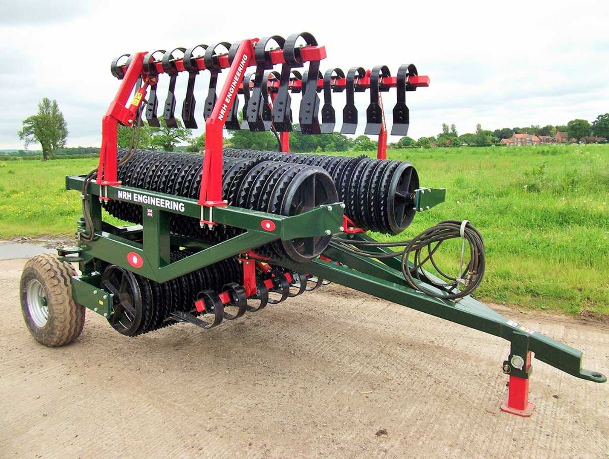 We offer a wide range of high-quality hydraulic folding rollers from 4.3m to 12.3m and with 20 - 24-inch diameter rings, plain Cambridge or Cambridge breakers. Find out more: champ.ly/A7lRL55n #clubhectare #farming
