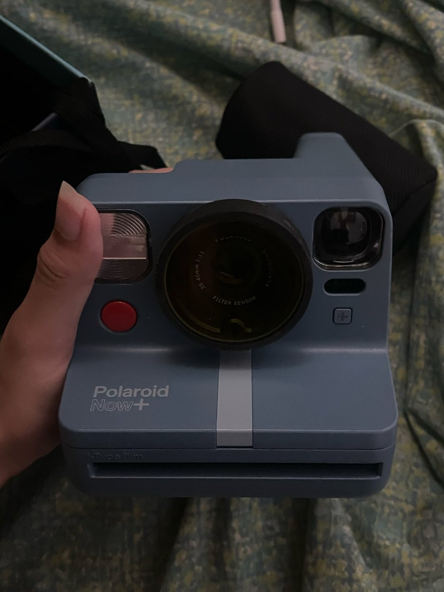 d9nbelle's tweet photo. hi everyone! ik this is so random but i’m selling this polaroid i-type film for 8k my mom bought this for 11k sa taiwan but unfortunately once lang namin siya nagamit since ang mahal ng film huehehr 🥲 

Rfs: di na nagagamit huhu :( https://t.co/7dhGkZdoAY