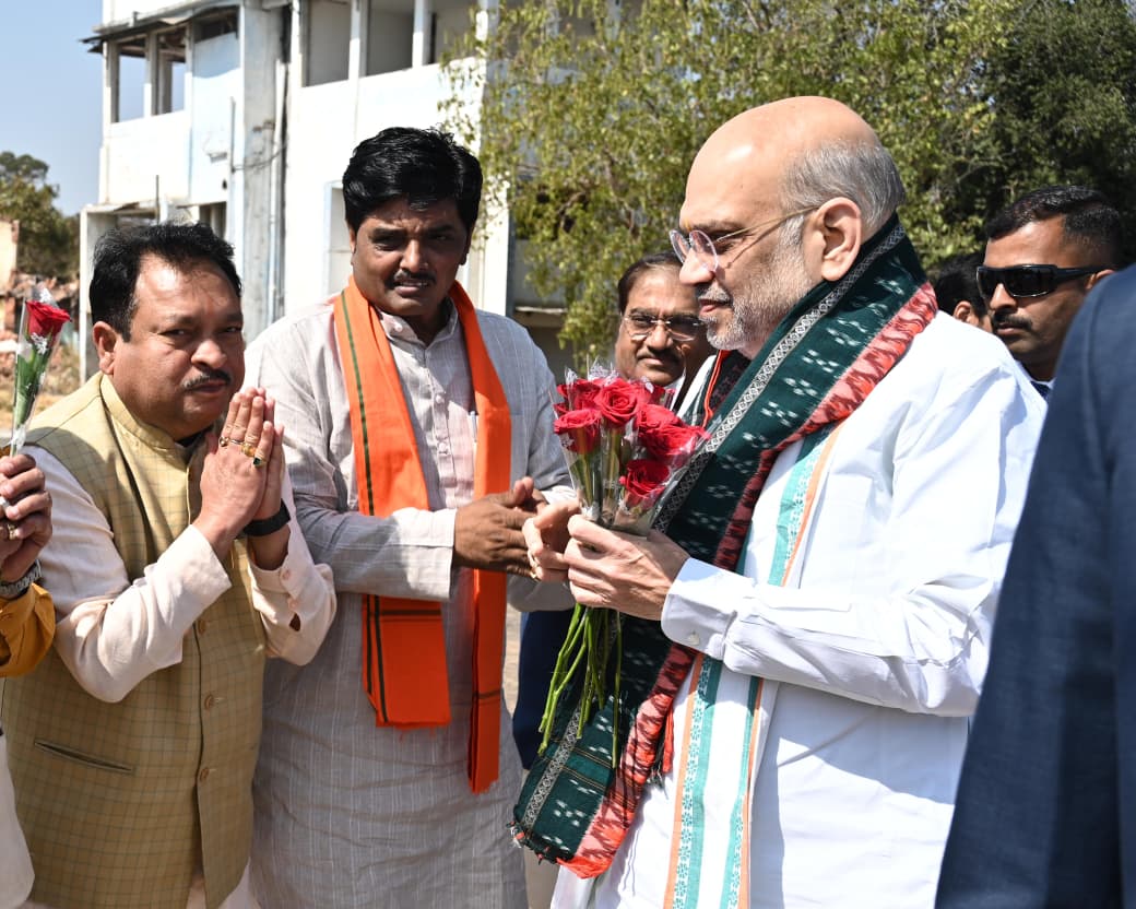 छत्तीसगढ़ के तीन दिवसीय प्रवास पर आए देश के यशस्वी गृह एवं सहकारिता मंत्री आदरणीय श्री <a href="/AmitShah/">Amit Shah</a> जी के बस्तर पंडुम में सहभागिता हेतु जगदलपुर प्रवास पर जाते समय स्वामी विवेकानंद विमानतल, रायपुर में उनका स्वागत एवं अभिनंदन करने का सौभाग्य प्राप्त हुआ। ✨🙏