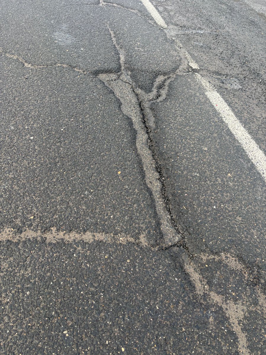 Desde 2022, el Ayuntamiento de Ciudad Real es responsable del mantenimiento de la carretera de Carrión a su paso por el Polígono Industrial.
Tres años después, el firme parece abandonado a su suerte.
Estas son las prioridades del equipo de gobierno