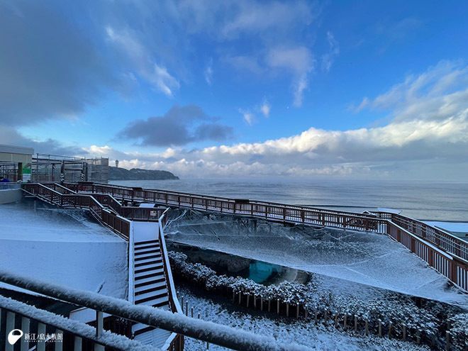 enosui_com's tweet image. きのうは多くの地域で雪が降りました❄️
雪が舞う えのすい から海を見てみると…

「湯気が立っているのが、
なんとなくわかりますでしょうか？」

寒すぎましたが、海の中は？… | えのすいトリーター日誌
enosui.com/diaryentry.php…