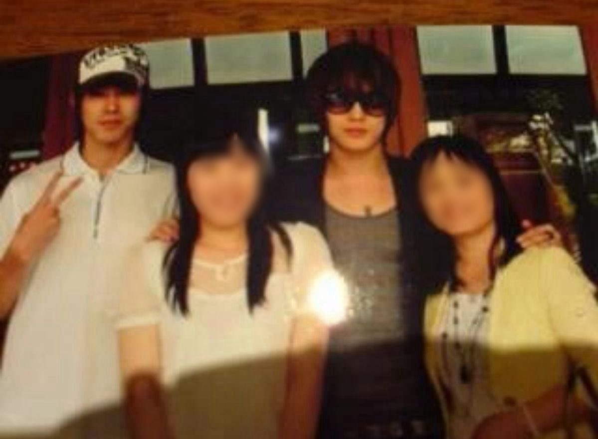 볼때마다 웃긴게 쟤중님 친어머니와 함께찍은사진에 윦호 왜? 계신거임? 
엄마와 아들 • • • 아들의 친구?애인?동반자?