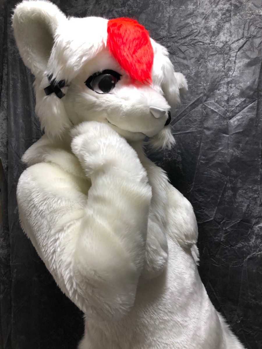 雪のようにまっしろな狼のお姉さん