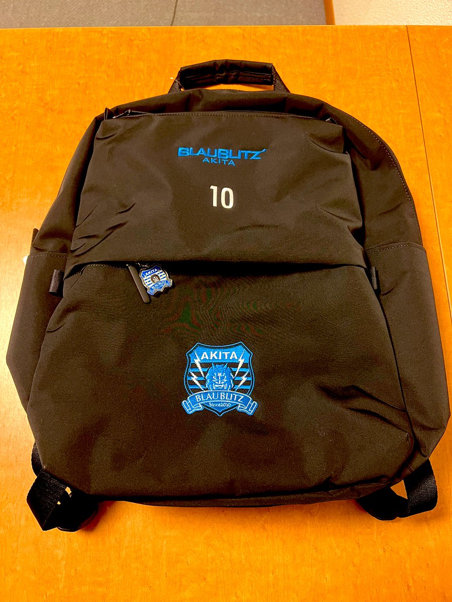 DS_yp's tweet image. ユニクロとJリーグのコラボで、好きな商品に推しチームの刺繍を入れられるヤツ、控えめに言って出来が良すぎる

#ユニクロ #Jリーグ #ブラウブリッツ秋田