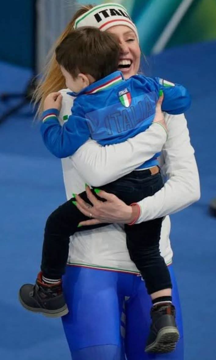 Una donna che festeggia il più importante dei traguardi professionali stringendo tra le braccia il figlio sta facendo letteralmente impazzire le femministe.

Il buio di questi tempi è sotto gli occhi di tutti.