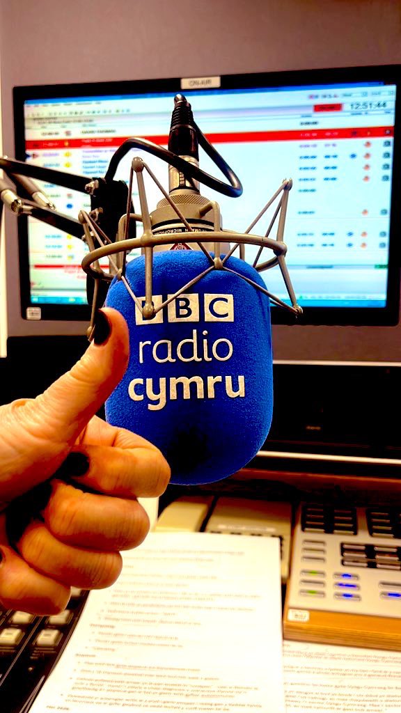 RealShanCothi's tweet photo. Bore da bawb! Edrych mlan at wythnos arall o Bore Cothi @BBCRadioCymru Diolch i Teleri Evans am sgwrs wych ynglyn a chodi ymwybyddiaeth Wythnos Gen Prentisiaethau Cymru a byddwn ni’n llongyfarch Heledd, un o Ferched y Mor yn ogystal a sgwrs da Bethan Picton Davies @YWAWR #pinc😜 https://t.co/oIBkNjJVnp