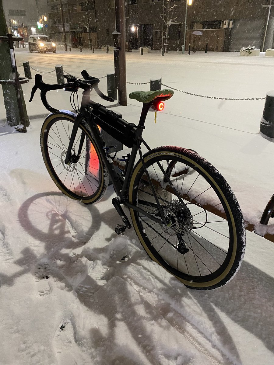 H0422uk's tweet photo. 昨晩のことですが、、
あれだけ雪積もったのに今日になると跡形もなく溶けてた😅
グラベルバイクで雪道走るの楽しかったのになぁ〜 https://t.co/dfZU1vrOvQ