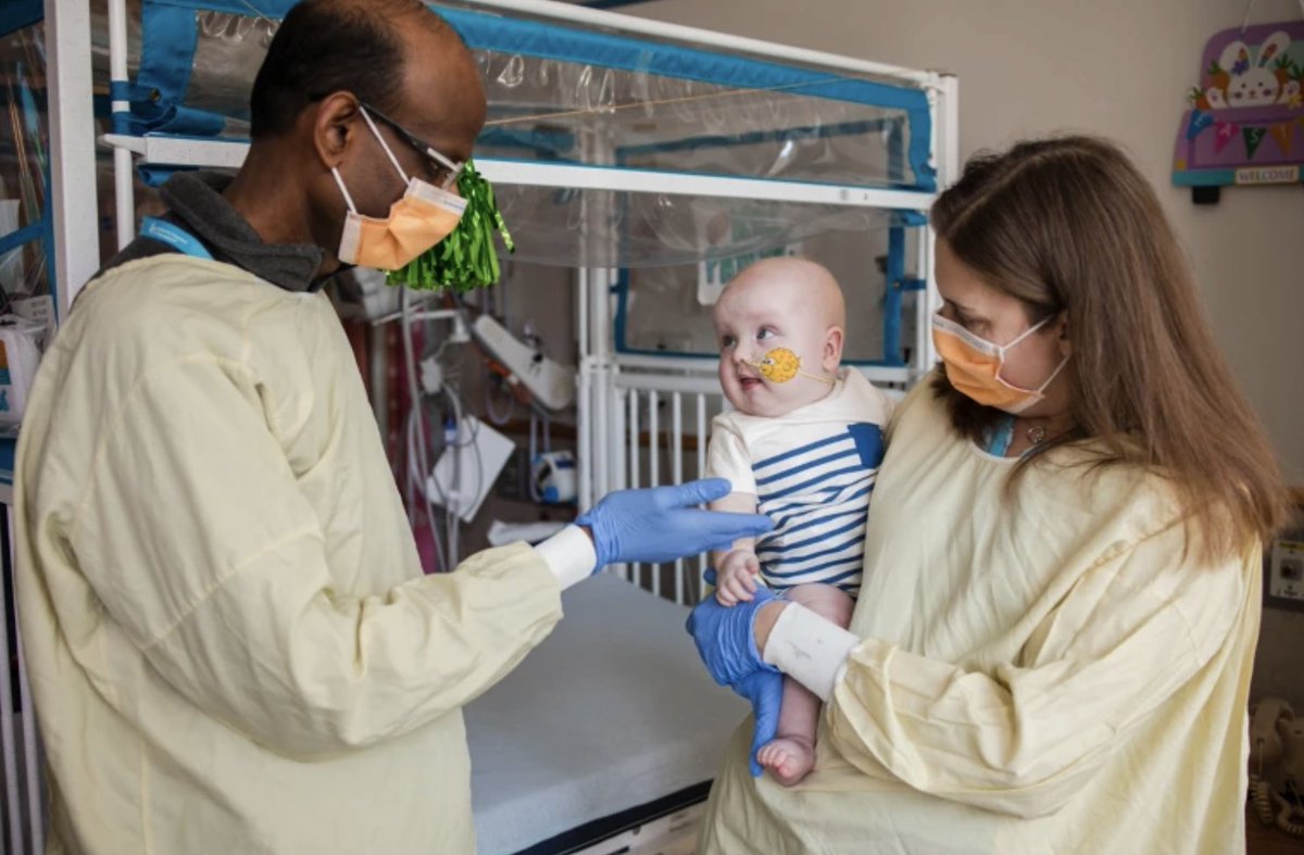 kalpsagliginiz.com/detail/dunyada…
2024 yılı sonlarında dünyanın bir çok köşesinden bilim adamları bir bebeğin hayatını kurtarmak için bilgi birikimleri ve deneyimlerini bir araya getirdiler. Altı ayda dünyada ilk defa bir kişi için, ona özel gen değişim tedavisi hazırlandı.