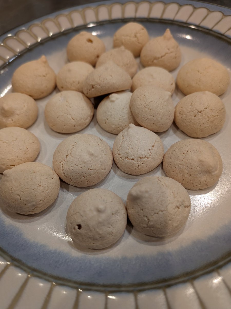 プティマカロンにチョコレートをまとわせました✨ チョコレート