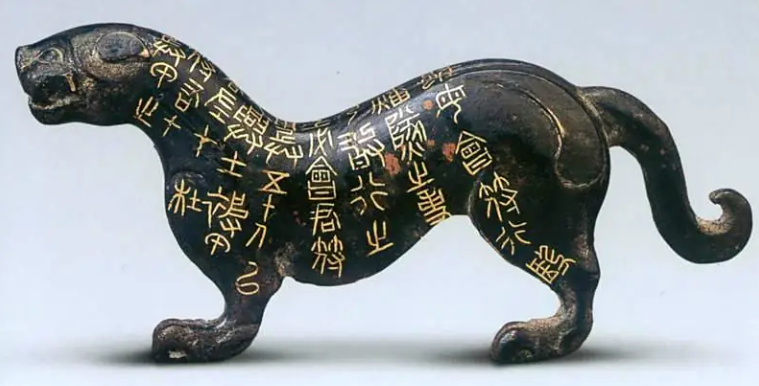 望の虎符 昇進1で望が抱え、昇進2でぶった斬っているのは猫ではなく