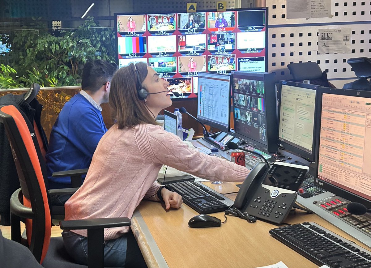 lourdesmaldonad's tweet photo. Lo que no se ve de un especial #EleccionesAragonRTVE Algunos “robados” en el fragor de la batalla. @rtve #orgullodeequipo https://t.co/5ua4z3QI3f