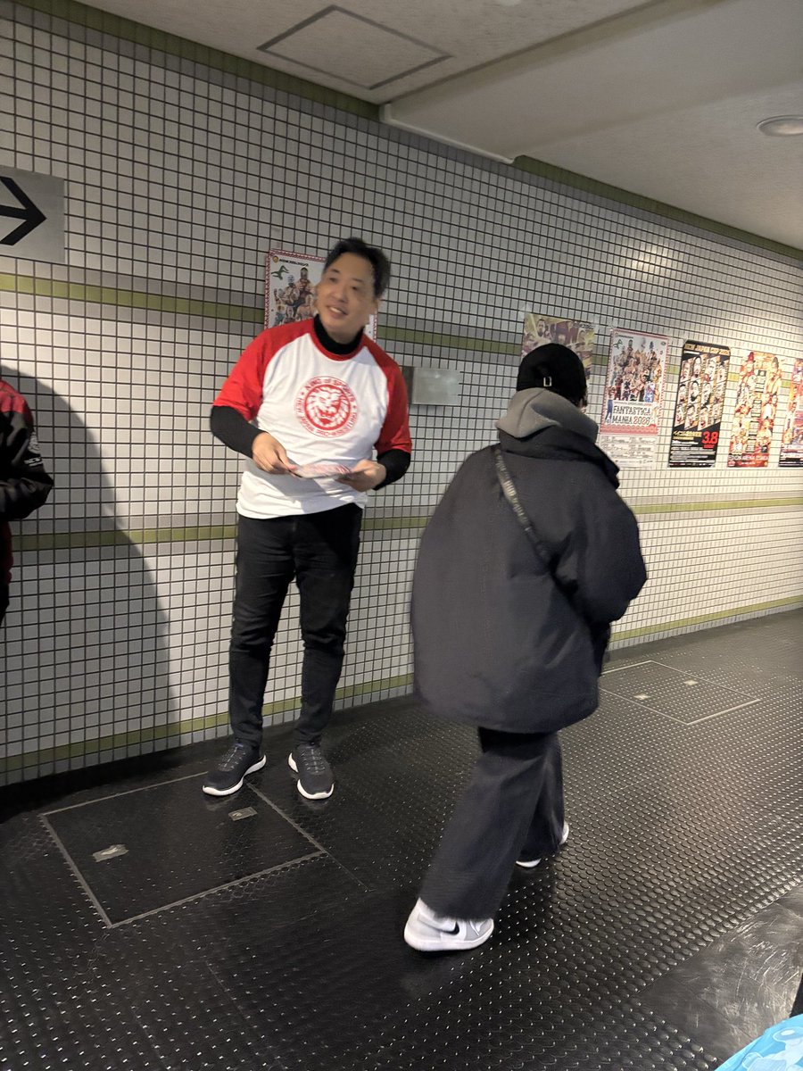 🎻✨オーケストラマッチまで、あと4日！✨🎻

昨日2/8の新日本プロレス大阪大会会場にて、 2/13公演『#njpw✖️#京フィル オーケストラマッチ」のチラシを配布させていただきました！
当日は、指揮者の井村誠貴さんも一緒にチラシ配布に参加してくださいました！ ご協力頂き、ありがとうございました✨