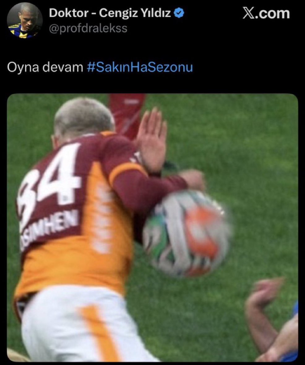 murat_adnr's tweet photo. Futbolu yıllardır takip ederim. Fenerbahçe'nin kayrılmadığı tek bir sezon hatırlamıyorum. Lig tarihinde en çok 2. olan takımdır çünkü her sezon hakemler tarafından ittirilip şampiyonluk yarışında tutuluyorlar. Buna rağmen ters algı yapıp her seferinde mağdur rolünü oynuyorlar.

Onlara göre Galatasaray'ın şampiyon olduğu her sezon yapı var ama 13. olduğu sezonlarda ise lig tertemiz. 

Mesela bugün Gençlerbirliği ile oynayacaklar. Bakın göreceksiniz yine hakem yardımıyla kazanacaklar. Algılarla şampiyon olunmaz. Futbolun adaleti buna izin vermez..