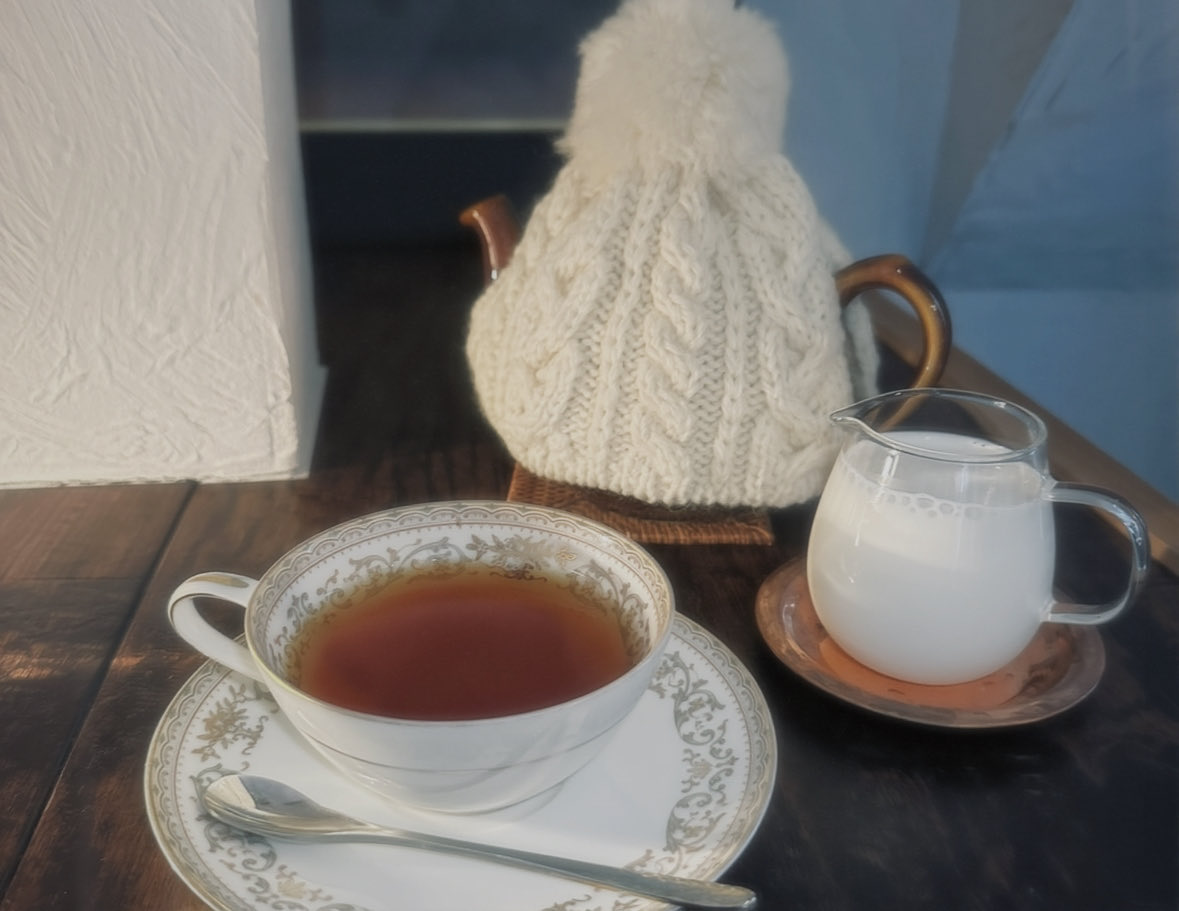 da3n1001v's tweet photo. 紅茶好きは是非高円寺のthreeへ行ってみてほしい❕❕
その時の気分や好みを伝えると数種類茶葉を用意してくれて、実際に茶葉の見た目や香りを確認したうえで選べる❕
ティーコゼーやたっぷりミルク、美味しいスコーンなど紅茶好きにはたまらないよ～🤩 https://t.co/fON7BM9FFj