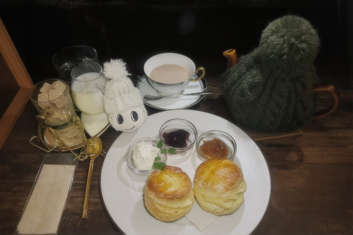 da3n1001v's tweet photo. 紅茶好きは是非高円寺のthreeへ行ってみてほしい❕❕
その時の気分や好みを伝えると数種類茶葉を用意してくれて、実際に茶葉の見た目や香りを確認したうえで選べる❕
ティーコゼーやたっぷりミルク、美味しいスコーンなど紅茶好きにはたまらないよ～🤩 https://t.co/fON7BM9FFj