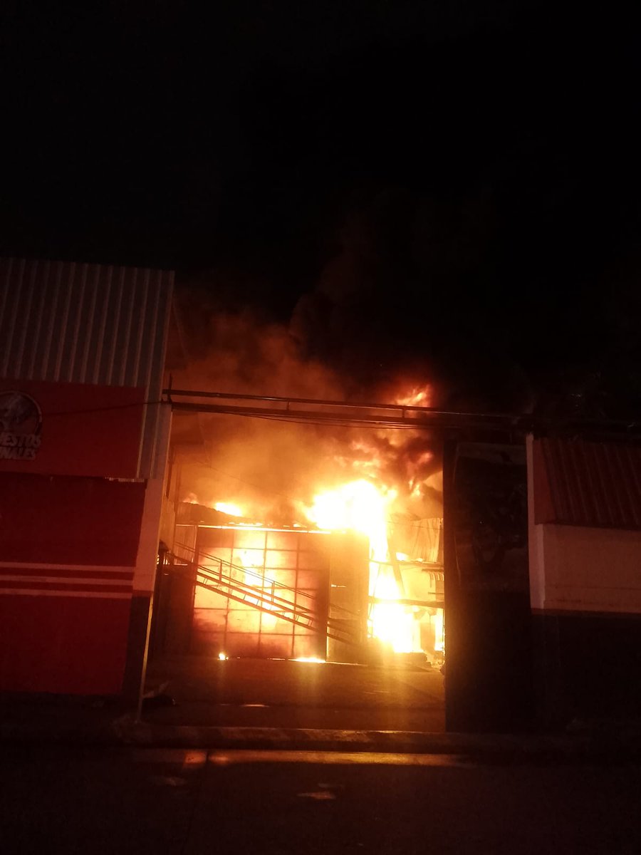 Vector_ecu's tweet photo. #URGENTE |Incendio declarado en fábrica de ensamblaje Shineray, en Guasmo Norte, sur de Guayaquil.

Desde la madrugada, decenas de bomberos @BomberosGYE trabajan para aplacar el fuego.
Varios sectores de la empresa siguen en llamas.

#Noticia https://t.co/HvE2OEzAlz