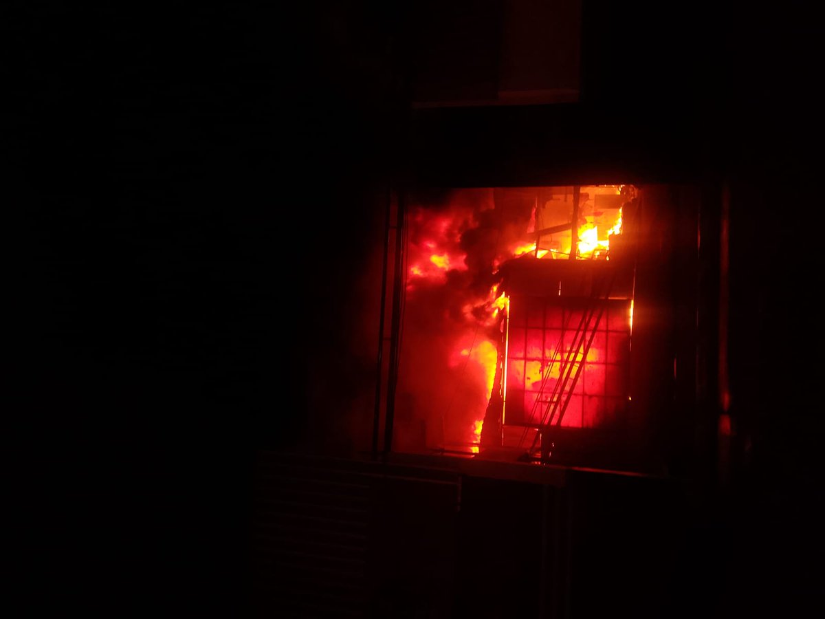 Vector_ecu's tweet photo. #URGENTE |Incendio declarado en fábrica de ensamblaje Shineray, en Guasmo Norte, sur de Guayaquil.

Desde la madrugada, decenas de bomberos @BomberosGYE trabajan para aplacar el fuego.
Varios sectores de la empresa siguen en llamas.

#Noticia https://t.co/HvE2OEzAlz