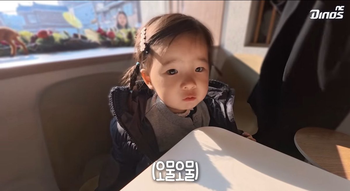 ..우리 엔튜브 언니들 또 바껴..?
하솜이랑 로아랑도 친하고 선수들이랑도 좀 친해진 것 같아서 우리도 즐거운 엔튜브 볼 수 있을 줄 알았지..